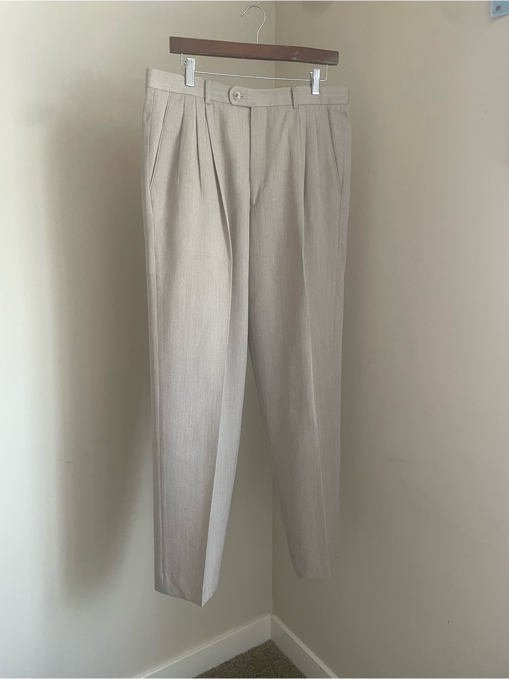 Men's Pleated wool Dress Pants in Light Beige vtg